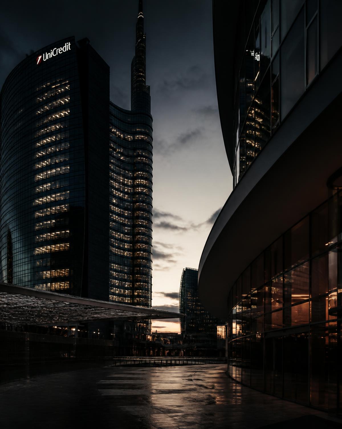 Skyline direzionale di Milano al tramonto